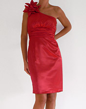 robe de cocktail mi-longue rouge satin, avec fleur paule en location