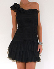 Robe courte plisse en tulle noir une paule en location