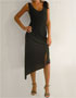 Robe noire mi-longue et plumes en location