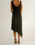 Robe noire mi-longue et plumes en location