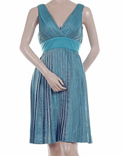 robe mi-longue plisse bleu, decoletté V, BCBG en location